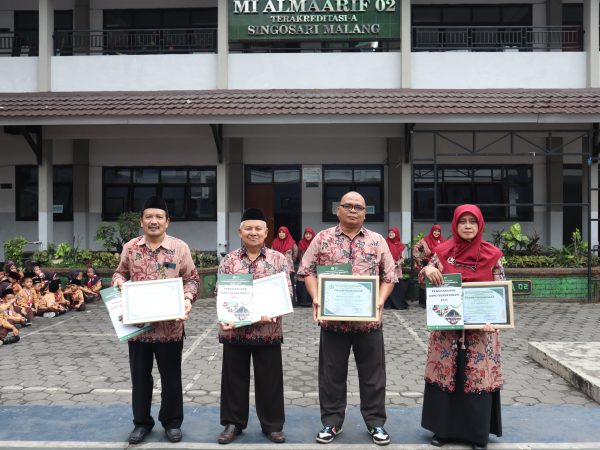 Guru Jadi Petugas Upacara, Tangis Haru Pecah di MI Almaarif 02 Singosari: Restu Sang Guru Mengiringi Jelang Ujian Akhir