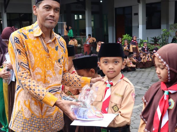 Khidmat dan Meriah: Kelas 6B Sukses Pimpin Upacara, Siswa Berprestasi Raih "Bintang Cakep"