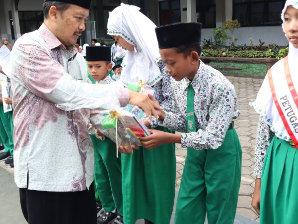 Belajar Etika, Disiplin, dan Kesabaran dalam Upacara Rutin MI Almaarif 02 Singosari