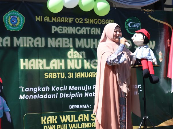 Gema Sholawat dan Celoteh Boneka Somat: Semarak Peringatan Isra’ Mi’raj & 1 Abad NU di MI Almaarif 02