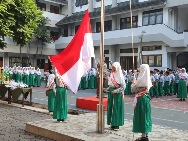 Pagi Bertabur Prestasi di MI Almaarif 02 Singosari. Dari Khidmatnya Upacara Hingga Penobatan "Bintang Cakep" Edisi Maret 2026