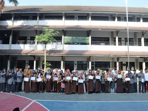 Siswa Terbaik Bersinar! MI Almaarif 02 Singosari Gelar Penobatan Bintang Pelajar dan Bintang Cakep