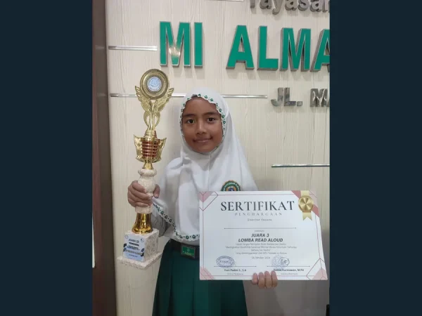 Literasi Bahasa Inggris Membanggakan: Rufaidah Azizah Krisvio Raih Juara III Read Aloud MTs Terpadu Ar Roihan 2024