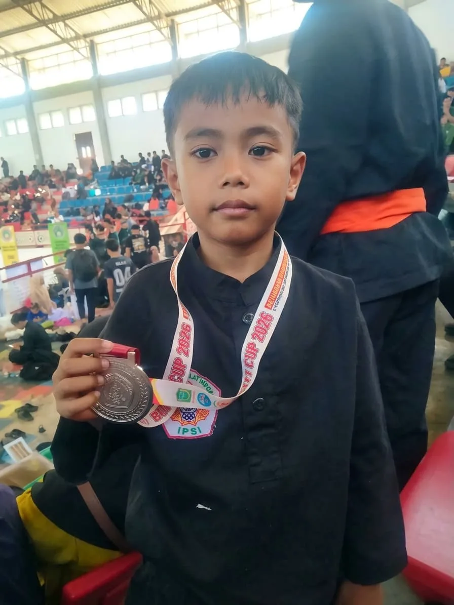 Muhammad Darry Abiyyu Alkhalifi Mengalungkan Medali Perak Juara 2 Piala Bupati Malang di Tribun GOR Kanjuruhan