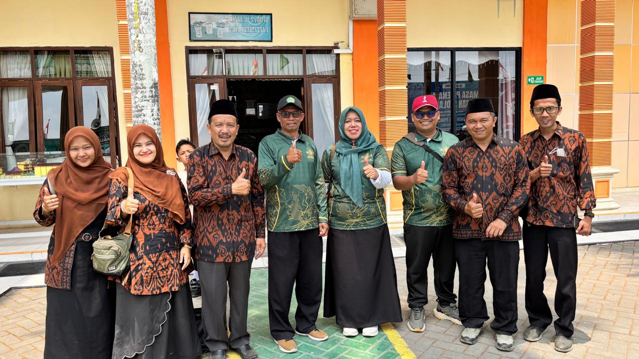 Momen penyerahan piala dan penghargaan di panggung kehormatan Ma'arif Day 2026
