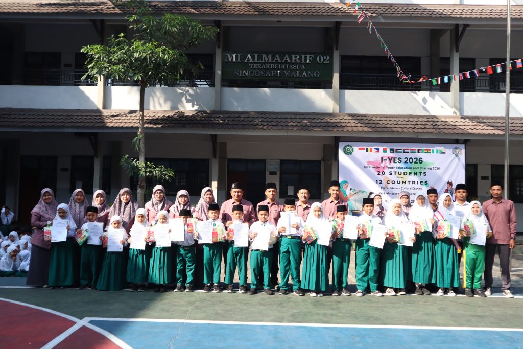 17 murid teladan penerima penghargaan Bintang CAKEP September 2026 bersama dewan guru